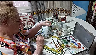 Artista plástica de Mogi elabora presentes para padres da Festa do Divino