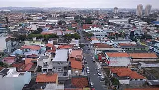 Centro fica sem energia após caminhão arrastar fiação