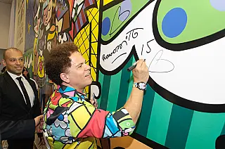 Romero Britto inaugura maior painel do mundo com sua obra em Poá