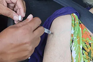 Vacinação será retomada nesta quinta-feira para aplicar segunda dose em profissionais da saúde e em idosos maiores de 80 anos