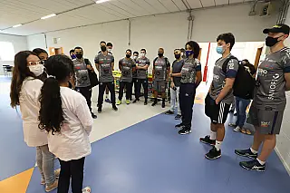 Suzano Vôlei faz visita especial ao Raul Brasil