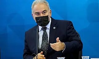Ministro diz que efeitos adversos não podem interromper vacinação