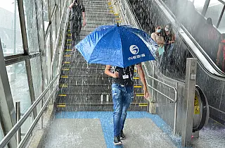 Chuva atinge escadas de estação e prejudica passageiros