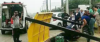 Passageira atingida, na cabeça, por abrigo de ônibus recebe alta