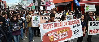 Professores e estudantes de Suzano realizam ato de protesto contra cortes na Educação