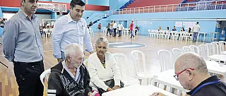 Famílias assinam contratos de financiamento de moradias