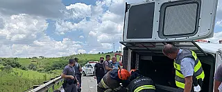 Van da Polícia Civil capota com 16 detentos e dois policiais em Itaquá