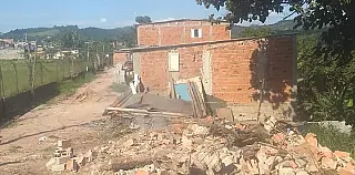 Cinco imóveis em áreas de risco são demolidos no Jardim Gardênia