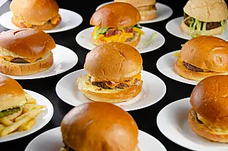 Hamburgueria cria campanha para ajudar projeto social