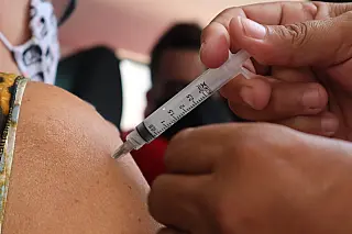 Pessoas com 66 anos poderão se vacinar contra a Covid-19 nesta terça-feira