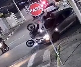 Vídeo mostra motociclista sendo lançado sobre carro após colisão em Suzano