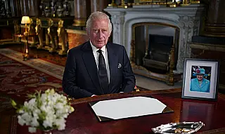 Rei Charles III promete dedicação ao povo britânico até o fim da vida