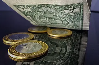 Mesmo com intervenções do Banco Central, dólar fecha perto de R$ 4,15