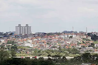 Incêndio atinge galpão em Itaquá; Bombeiros realizam trabalho de rescaldo