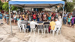 Ferraz entrega escritura aos moradores do Recanto dos Pássaros