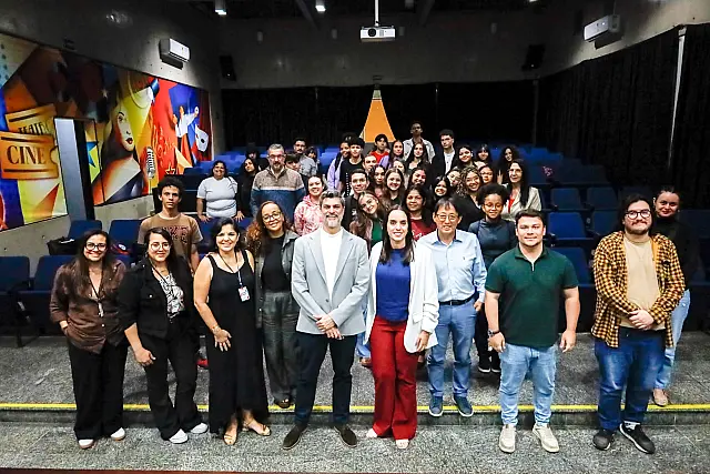 Cineteatro recebe palestra sobre atualidades na 1ª aula do curso pré-vestibular