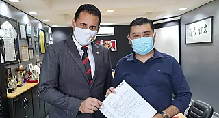 Prefeito recebe de deputado proposta de emendas de R$ 200 mil
