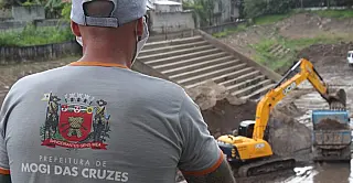 Mogi: limpeza e raspagem de lama no piscinão integram força-tarefa de zeladoria