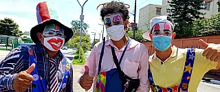 Fantasiados de palhaços, grupo busca doações para famílias carentes de Suzano