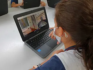 Alunos de Suzano fazem visitas virtuais a museus com novos chromebooks