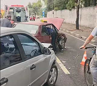 Acidente próximo ao HRAT deixa mulher ferida em Suzano