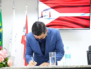 Reeleito, Rodrigo Ashiuchi toma posse da Prefeitura de Suzano