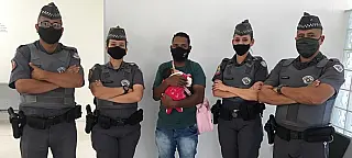 Bebê engasgada é salva por policiais militares após mãe pedir socorro em base de Ferraz