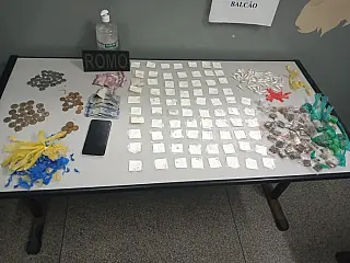 Romo apreende drogas e moto roubada