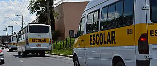 Motoristas de vans celebram retorno das aulas presenciais após um ano paralisados