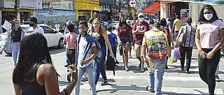 No 1º dia de horário ampliado, comércio fica cheio em Suzano