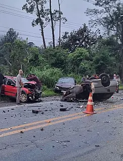 Colisão entre três veículos deixa quatro feridos na Mogi-Guararema; carro ficou partido ao meio