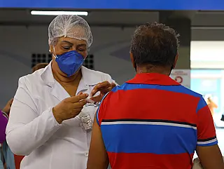 Vacinação deste sábado contempla idosos de 65 anos