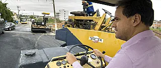 Rua Niterói recebe asfalto-borracha; revitalização do Kemel avança