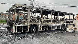 Ônibus é incendiado em Ferraz
