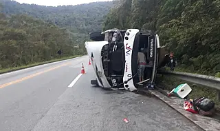 Micro-ônibus tomba na Mogi-Bertioga, deixa uma mulher morta e pelo menos 34 feridos