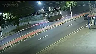 Novas imagens mostram colisão entre carro desgovernado e ambulância do Samu