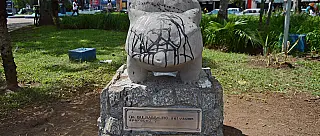 Estátua de Pokémon na Praça dos Expedicionários aparece vandalizada