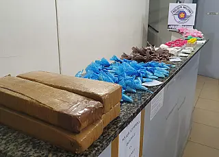Suspeito entrega comparsa e polícia apreende 4,4 quilos de drogas em Jundiapeba