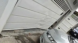 Homem é preso após ameaçar esposa e avançar com carro contra vítima e policiais em Itaquá