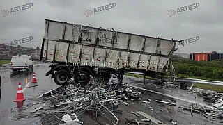 Carreta tomba e causa interdição no Rodoanel Mário Covas em Itaquá