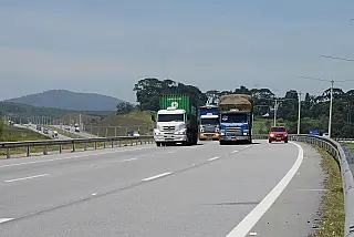 Caminhão tomba próximo a alça do Rodoanel, em Itaquá