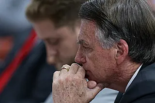 Bolsonaro pede liberação de visitas de Flávio na prisão domiciliar