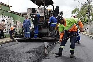 Prefeito vistoria reta final da requalificação na rua Ipês e anuncia obras na rua Jeca Tatu