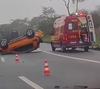 Carro capota após bater em mureta na Mogi-Dutra e deixa uma mulher ferida