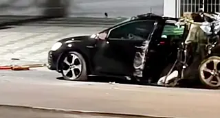 Duas pessoas se ferem após carro bater em poste e capotar