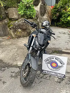 Polícia Militar prende dupla de suspeitos de roubos e recupera moto em Itaquá