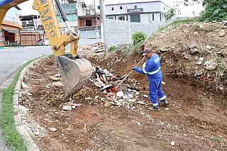 Manutenção realiza força-tarefa para limpeza de ponto de descarte irregular no Jardim Varan