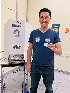 Rodrigo Gambale vota ao lado da prefeita Priscila neste domingo, em Ferraz