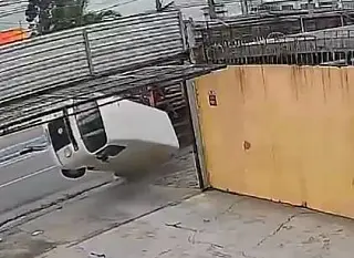 Kombi tomba após enganchar em uma carreta durante manobra de ré em Suzano