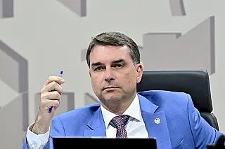 Flávio Bolsonaro recebe apoio de partidos e fala em mudar Constituição